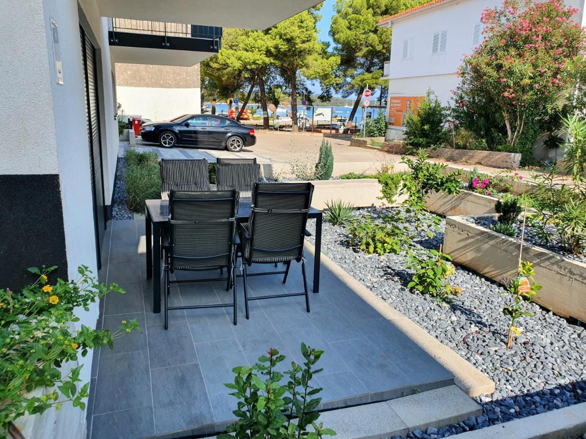 Apartmani Nerium Loviste Ngoại thất bức ảnh