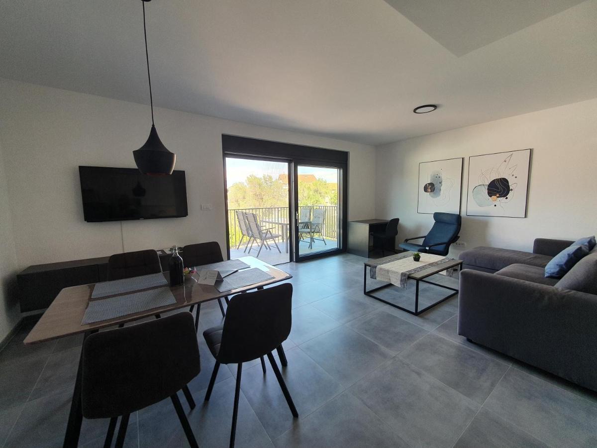 Apartmani Nerium Loviste Ngoại thất bức ảnh